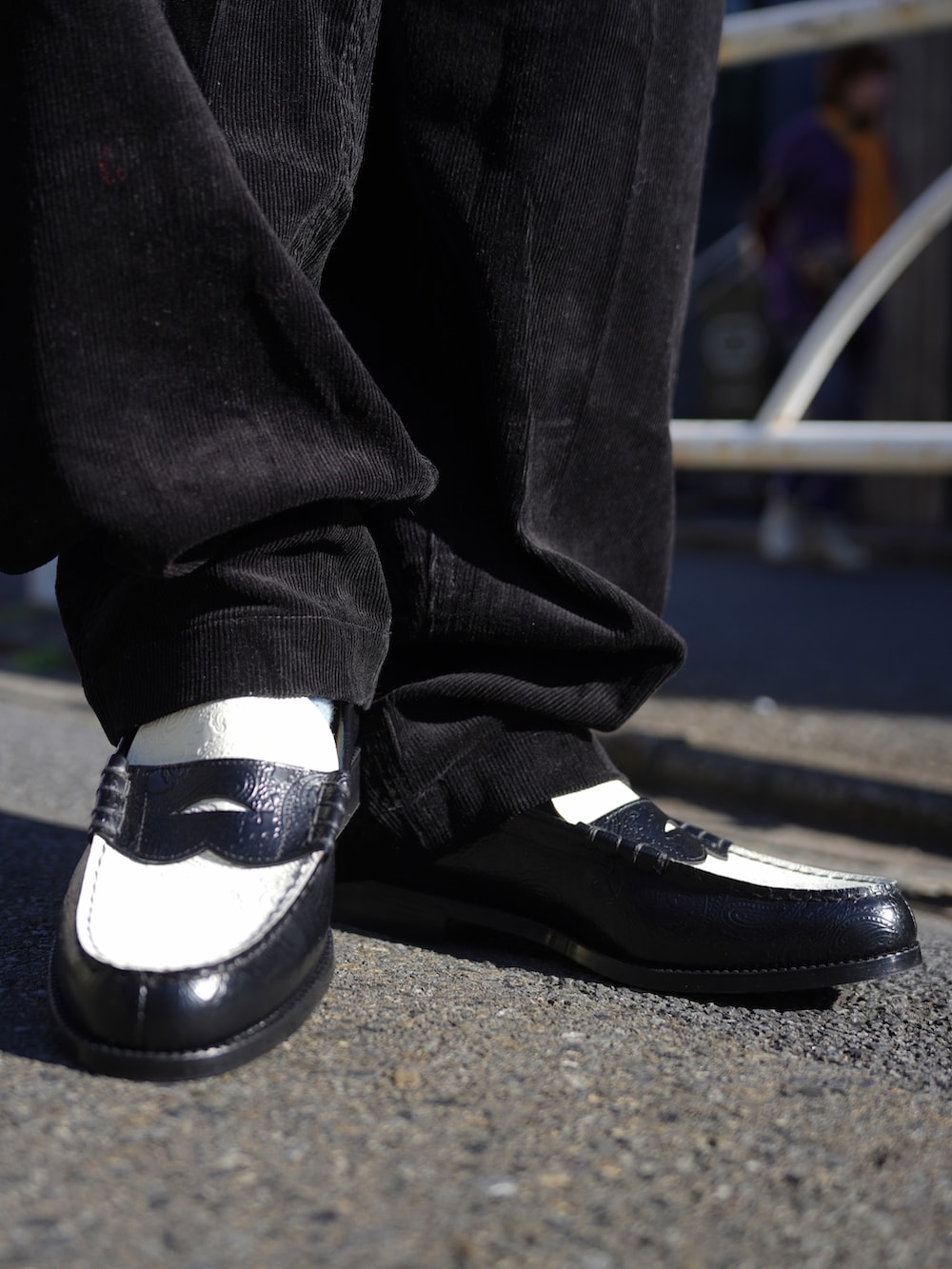 ブラック系のブルゾン、ブラック系のその他パンツ、オレンジ系の手袋を着用したメンズの冬コーディネートの9枚目の写真