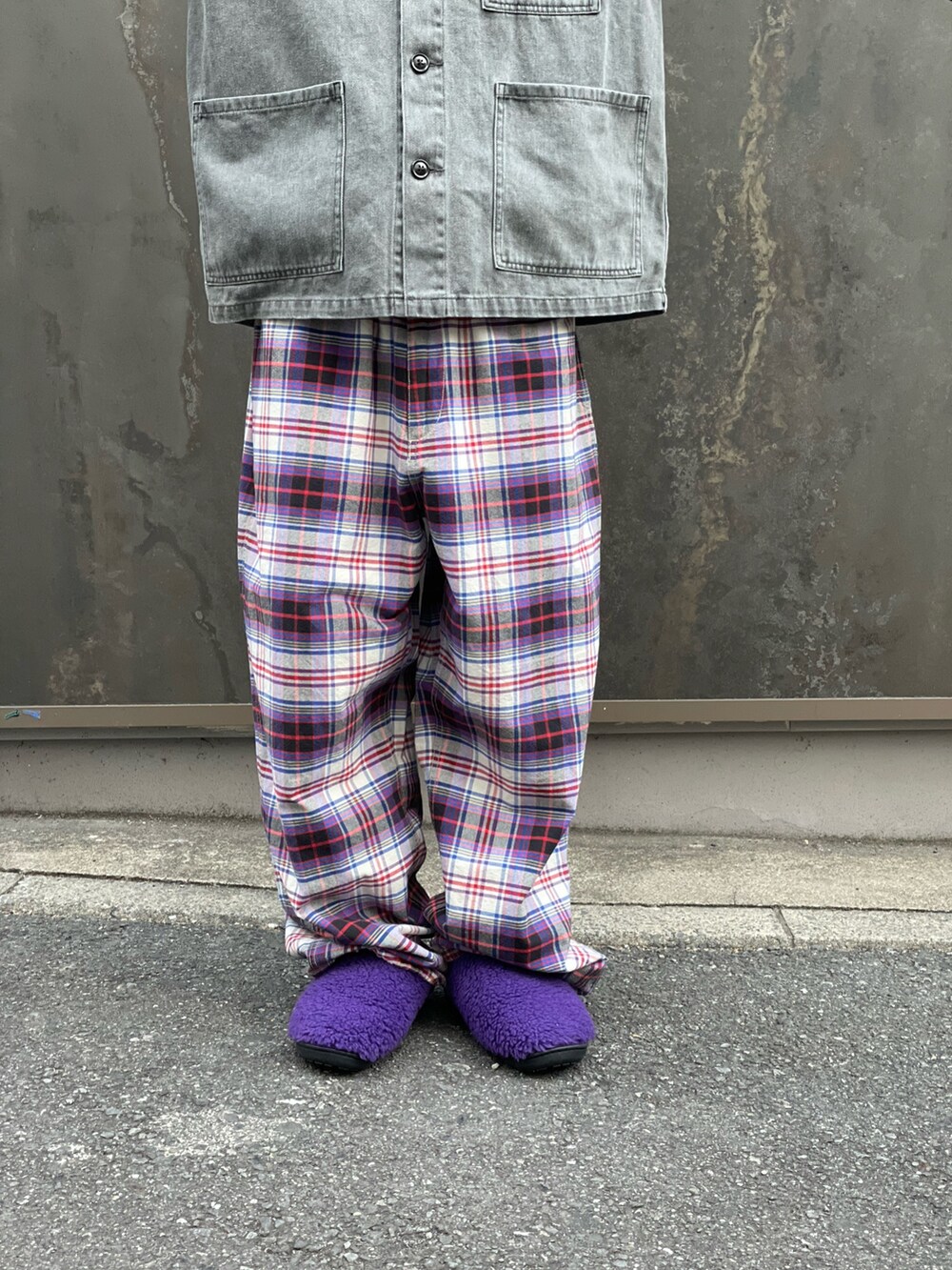 ブラック系のブルゾン、パープル系のその他パンツ、パープル系のサンダルを着用したメンズの冬コーディネートの5枚目の写真