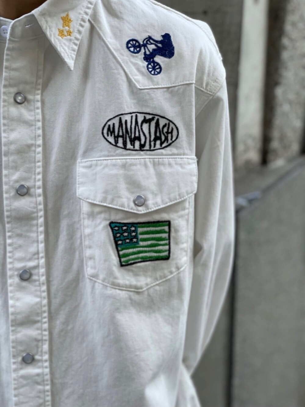 ブラック系のシャツ/ブラウス、ブルー系のその他パンツを着用したメンズの冬コーディネートの7枚目の写真