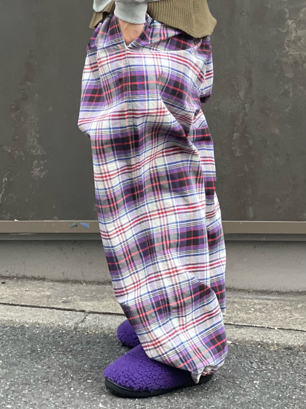 その他のスウェット、パープル系のその他パンツ、パープル系のサンダルを着用したメンズの冬コーディネートの7枚目の写真