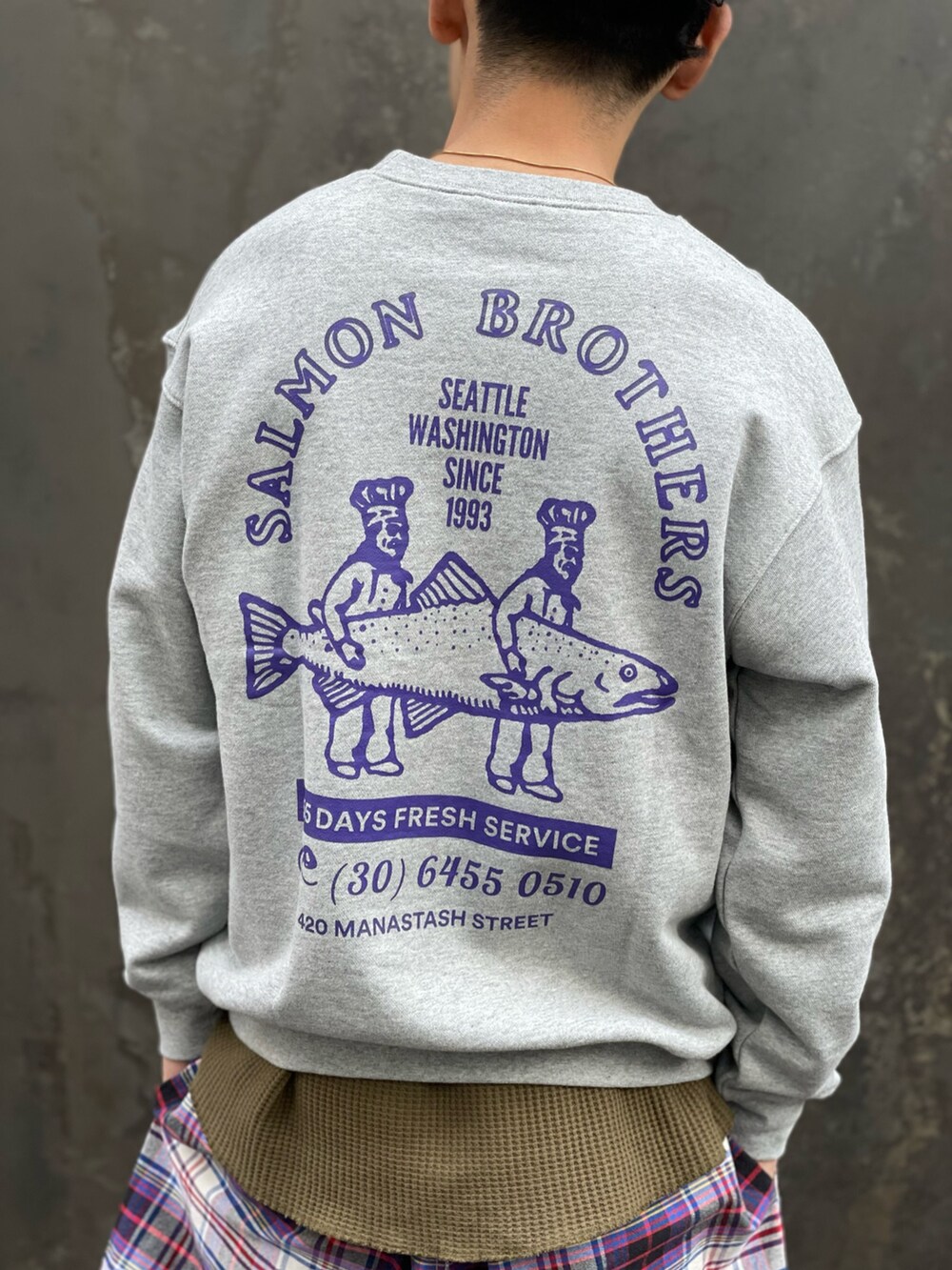 その他のスウェット、パープル系のその他パンツ、パープル系のサンダルを着用したメンズの冬コーディネートの4枚目の写真