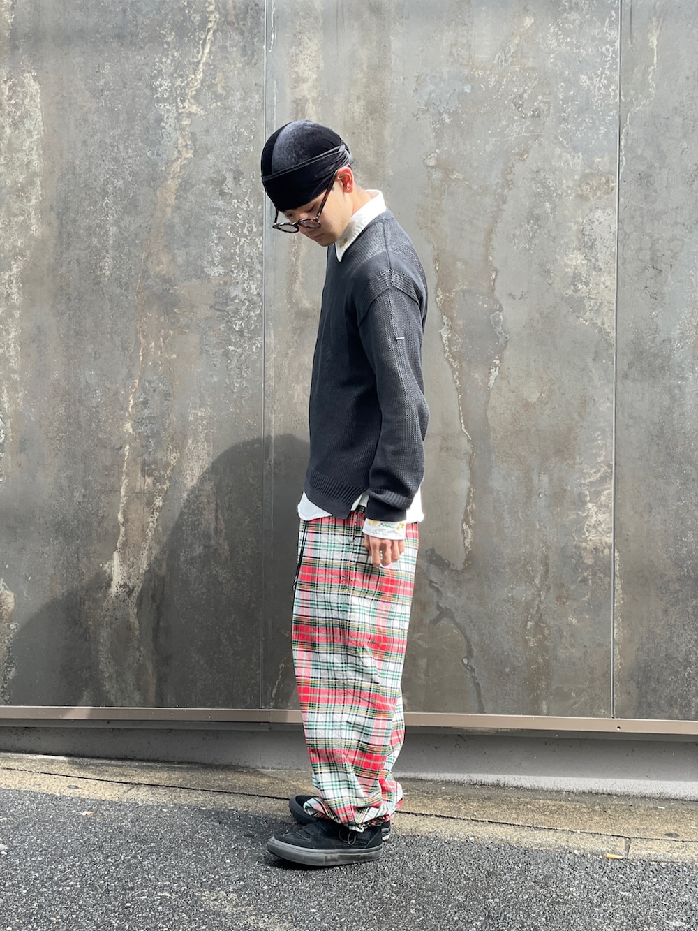 ブラック系のニット/セーター、レッド系のその他パンツ、ホワイト系のシャツ/ブラウスを着用したメンズの春コーディネートの2枚目の写真