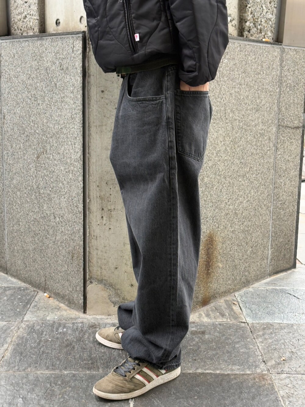 ブラック系のブルゾン、ブラック系のデニムパンツを着用したメンズの冬コーディネートの7枚目の写真