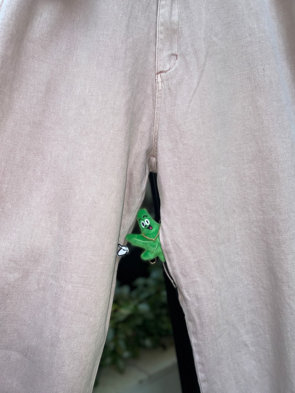 ブラック系のブルゾン、ピンク系のパンツを着用したメンズの冬コーディネートの7枚目の写真