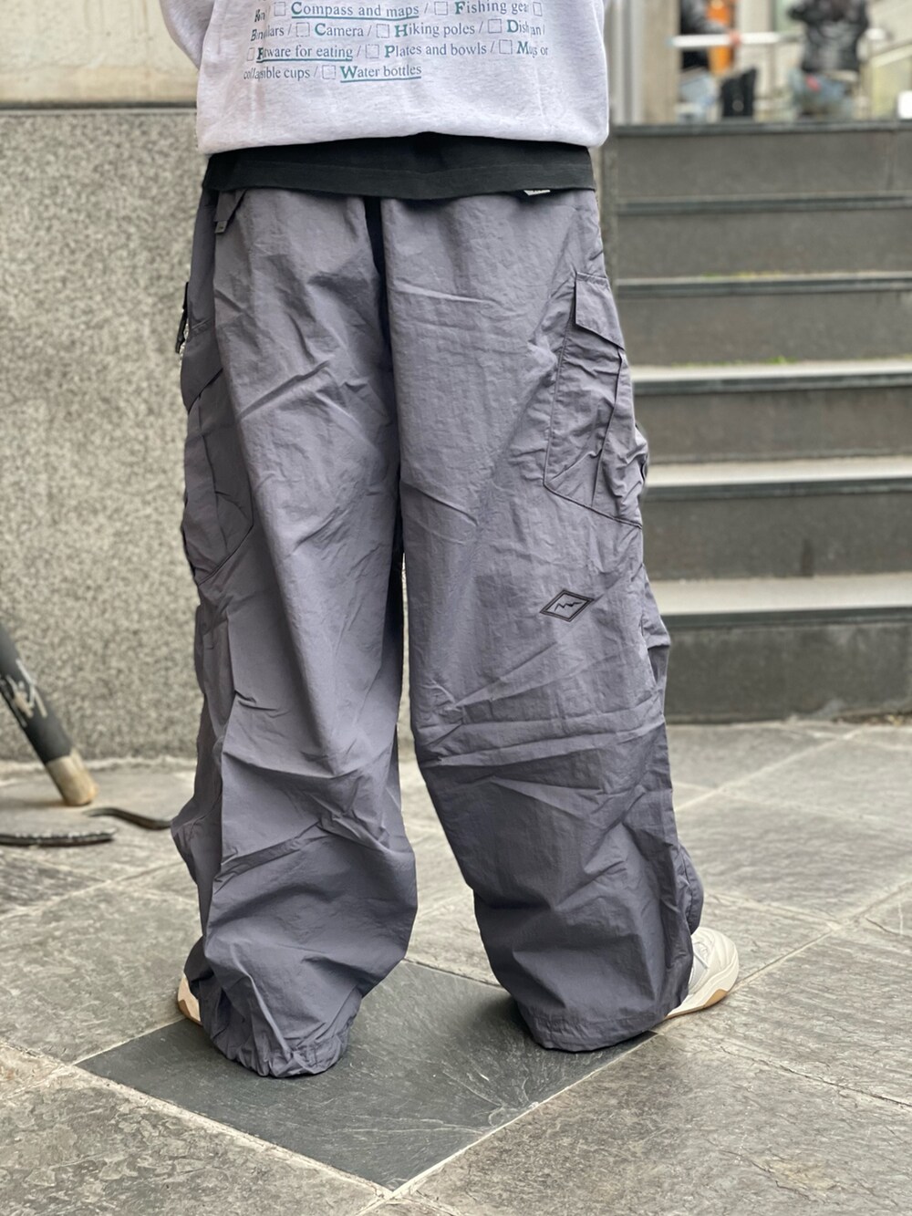 グレー系のスウェット、グレー系のカーゴパンツを着用したメンズの冬コーディネートの6枚目の写真