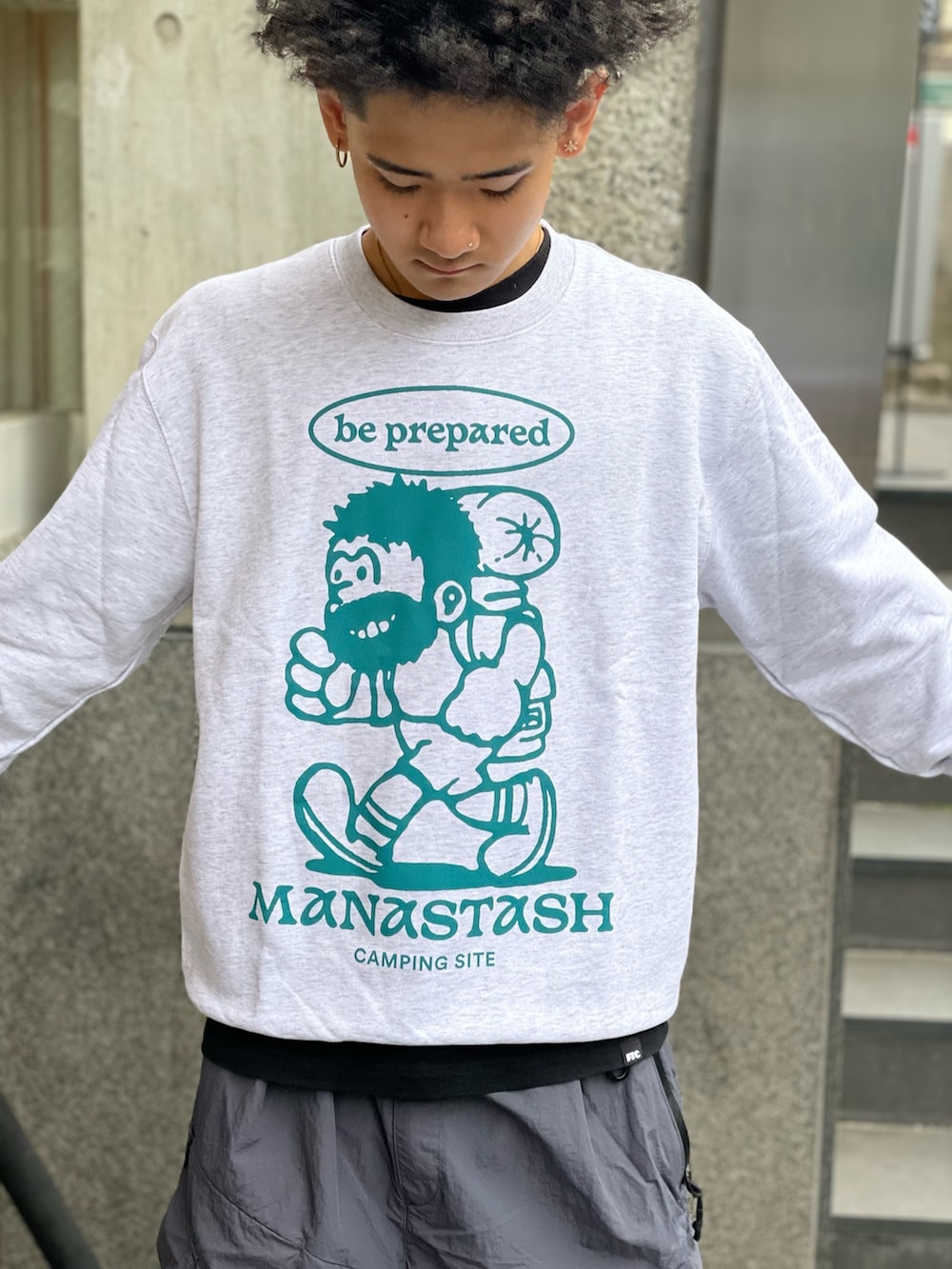 グレー系のスウェット、グレー系のカーゴパンツを着用したメンズの冬コーディネートの4枚目の写真