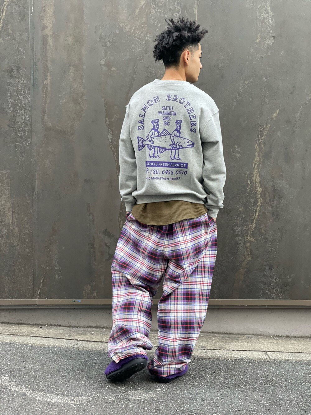 その他のスウェット、パープル系のその他パンツ、パープル系のサンダルを着用したメンズの冬コーディネートの3枚目の写真