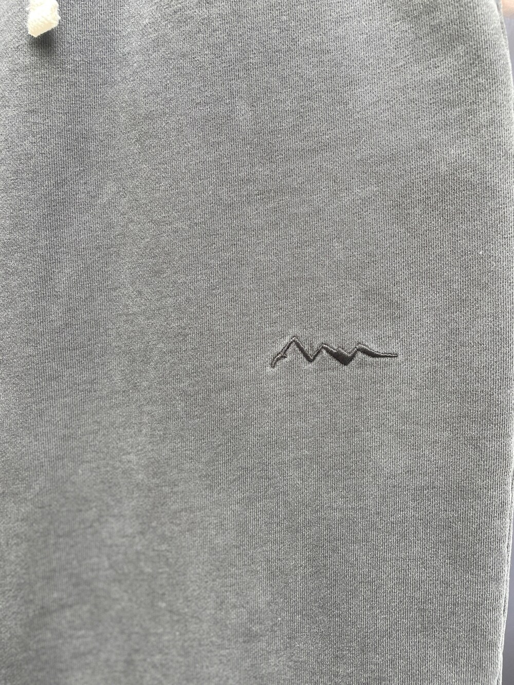 ブルー系のその他アウター、ブラック系のスウェットパンツ、ブラック系のサンダルを着用したメンズの冬コーディネートの8枚目の写真