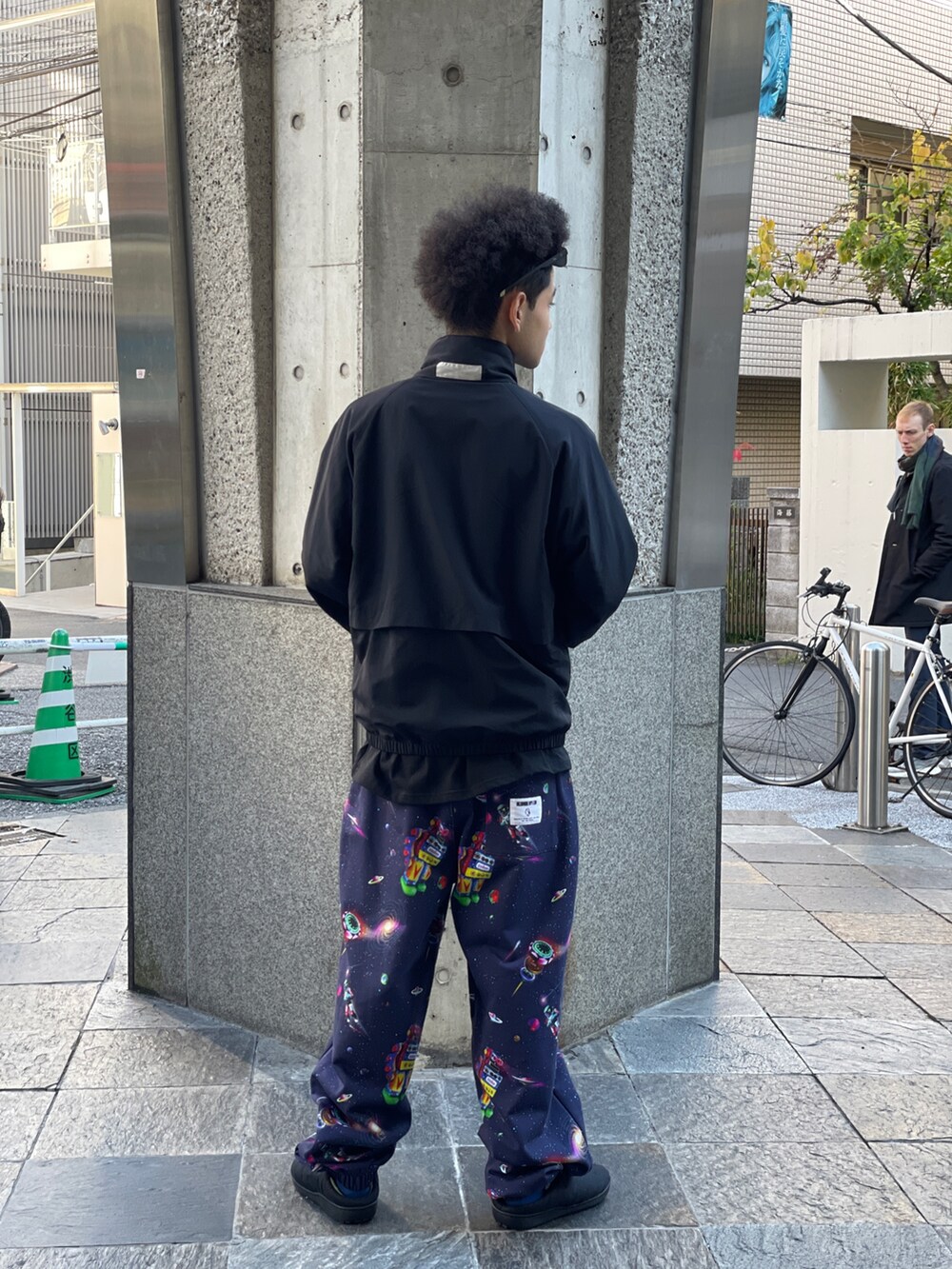 ブラック系のブルゾン、ブルー系のスウェットパンツ、ブラック系のサンダルを着用したメンズの冬コーディネートの3枚目の写真