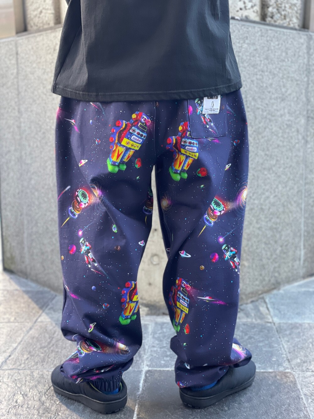 ブラック系のブルゾン、ブルー系のスウェットパンツ、ブラック系のサンダルを着用したメンズの冬コーディネートの10枚目の写真