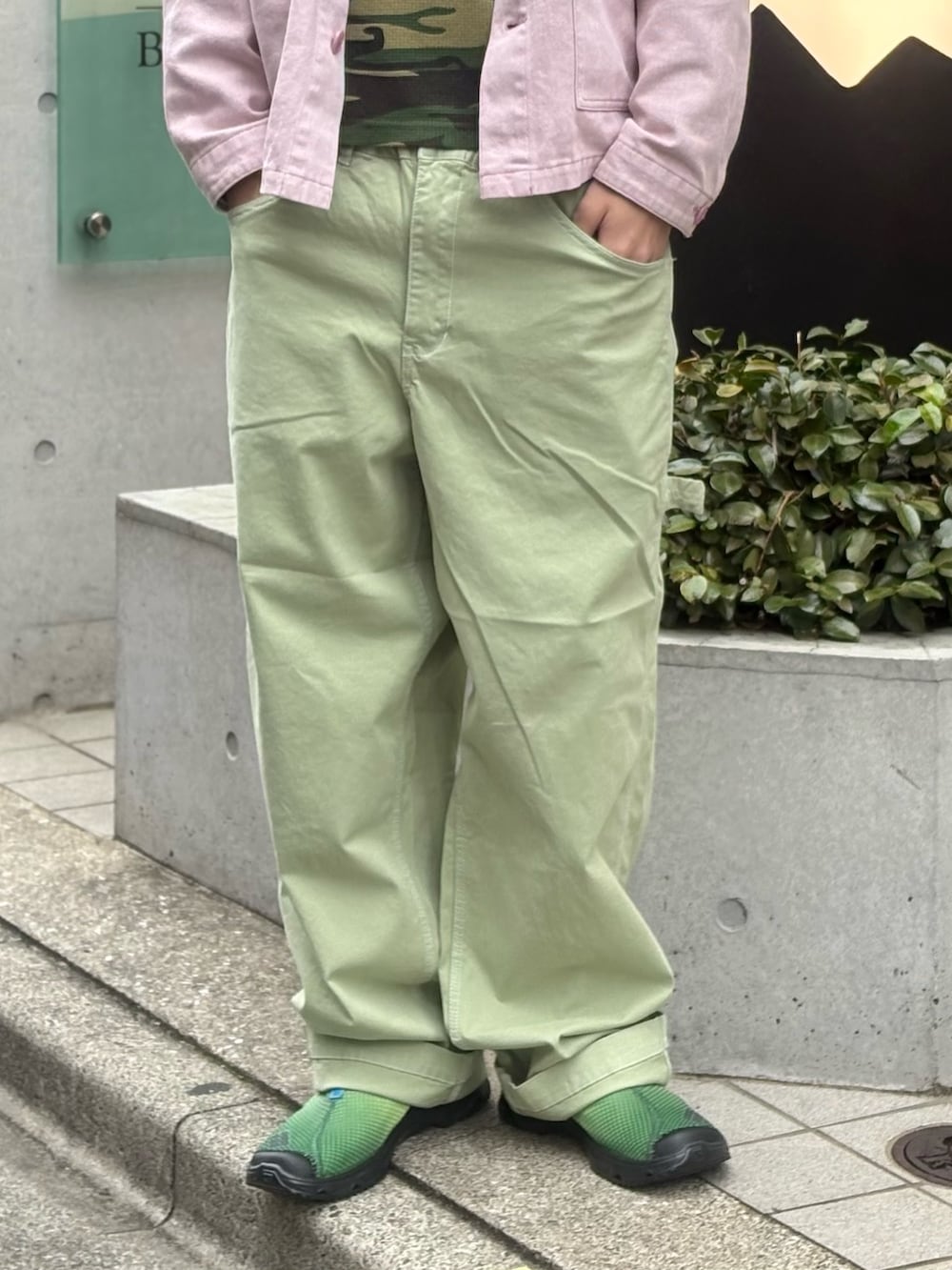 ピンク系のブルゾン、グリーン系のスニーカーを着用したメンズの春コーディネートの6枚目の写真