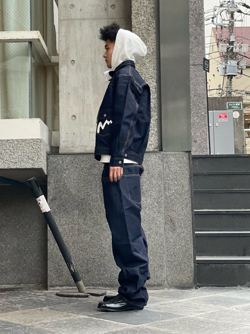 ブルー系のデニムジャケット、ブルー系のデニムパンツを着用したメンズの冬コーディネートの2枚目の写真