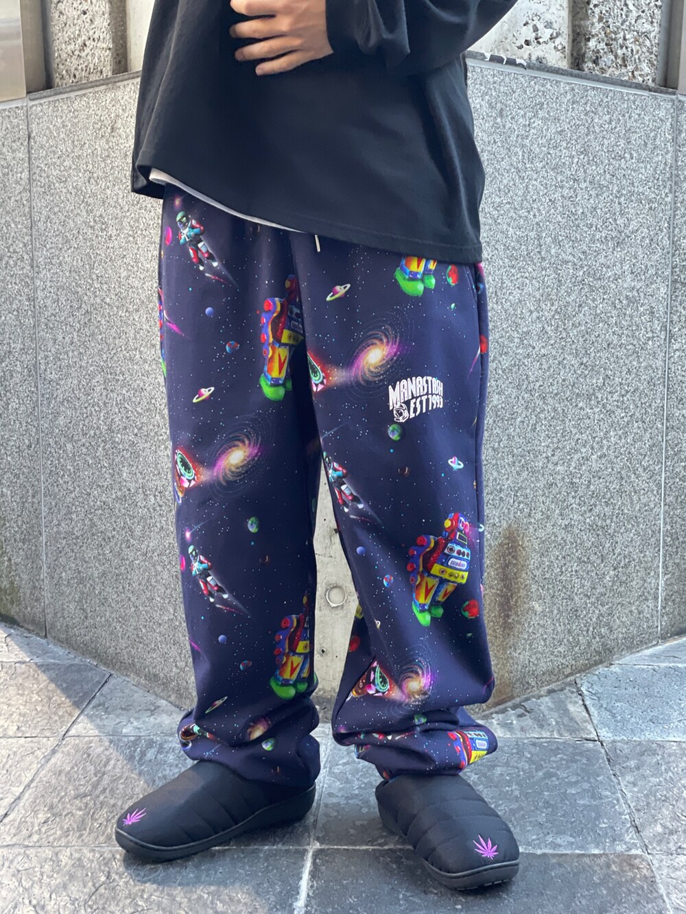 ブラック系のブルゾン、ブルー系のスウェットパンツ、ブラック系のサンダルを着用したメンズの冬コーディネートの8枚目の写真