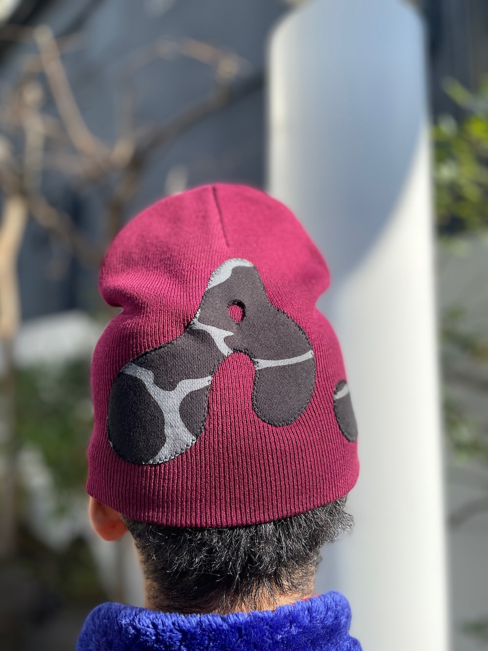 ブルー系のその他アウター、ブラック系のスウェットパンツ、ブラック系のサンダルを着用したメンズの冬コーディネートの10枚目の写真