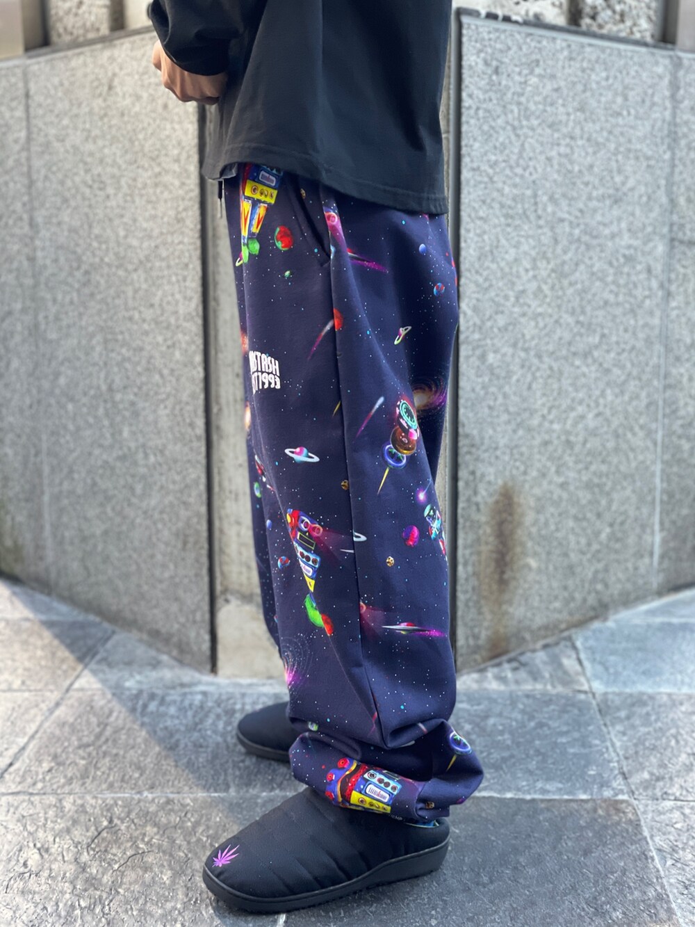 ブラック系のブルゾン、ブルー系のスウェットパンツ、ブラック系のサンダルを着用したメンズの冬コーディネートの9枚目の写真