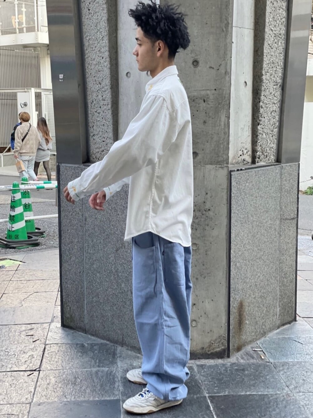 ブラック系のシャツ/ブラウス、ブルー系のその他パンツを着用したメンズの冬コーディネートの2枚目の写真