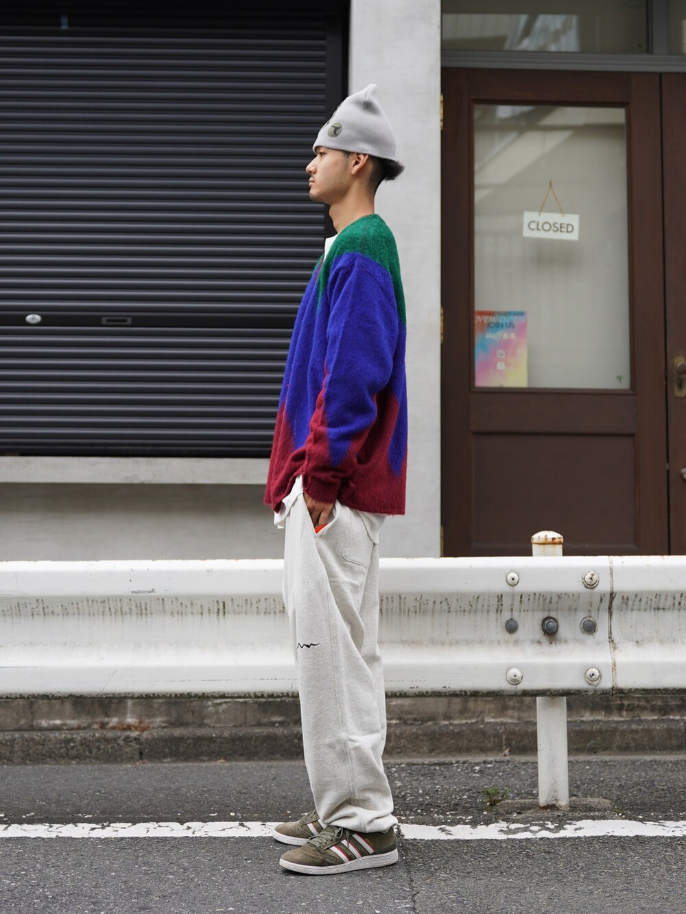 ブルー系のカーディガン/ボレロ、ベージュ系のスウェットパンツ、ホワイト系のTシャツ/カットソーを着用したメンズの秋コーディネートの2枚目の写真