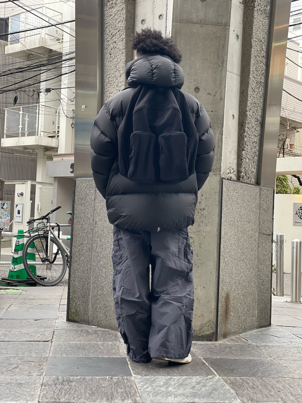 ブラック系のダウンジャケット/コート、グレー系のカーゴパンツを着用したメンズの冬コーディネートの3枚目の写真
