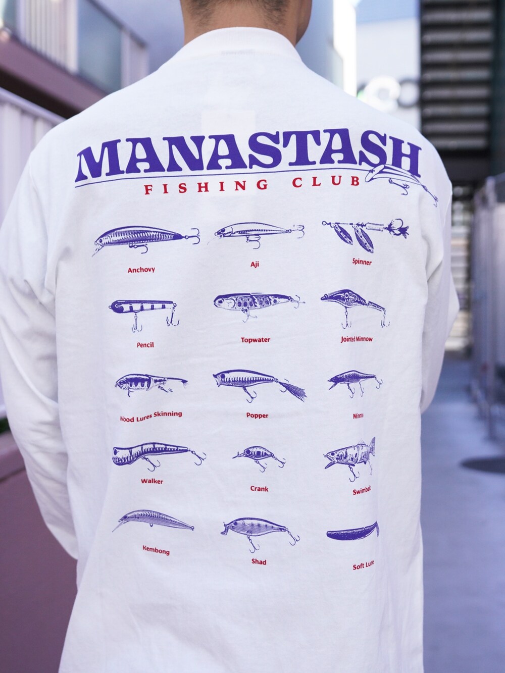 ホワイト系のTシャツ/カットソー、ブラック系のデニムパンツ、グリーン系のニットキャップ/ビーニーを着用したメンズの冬コーディネートの10枚目の写真