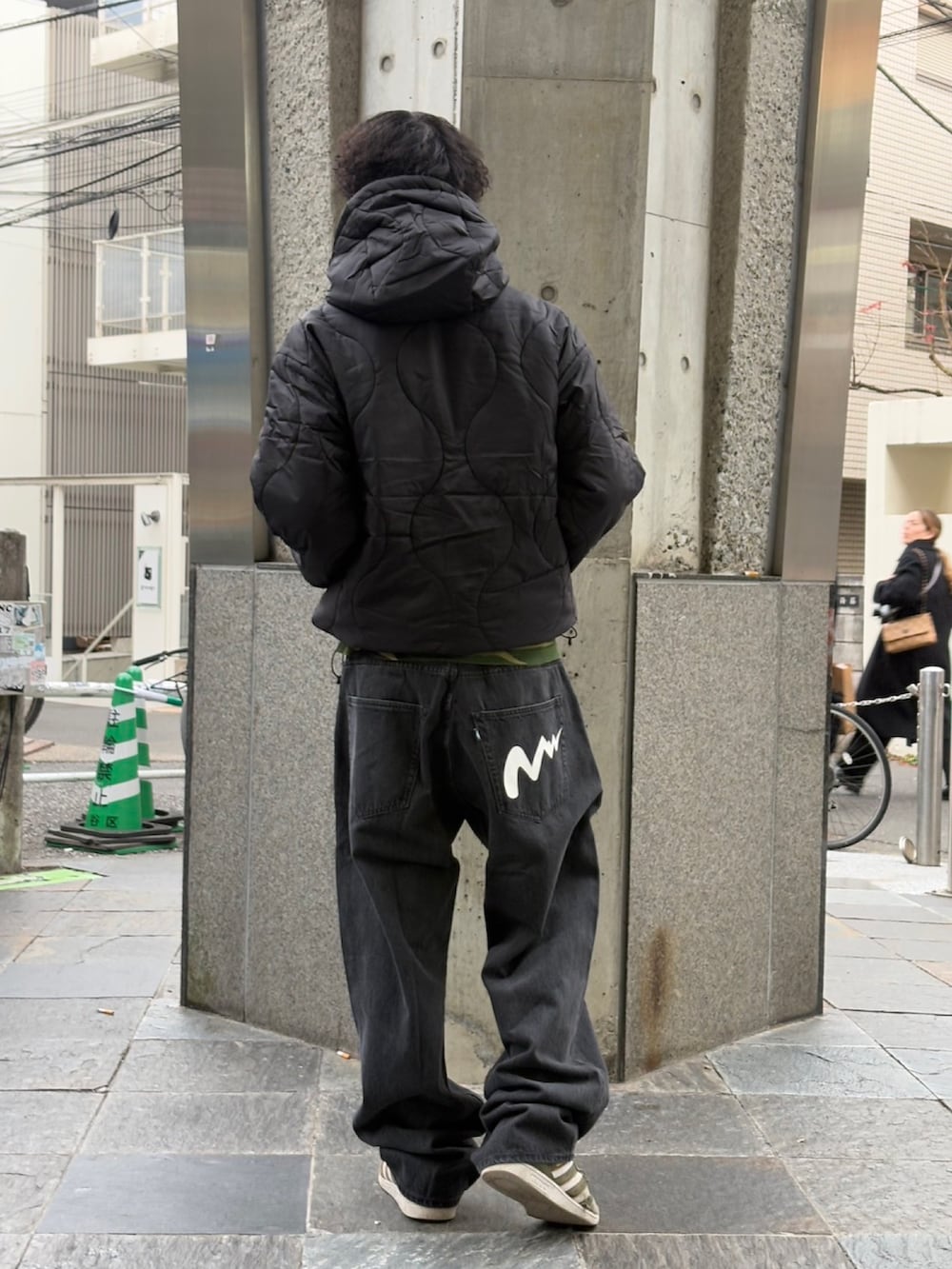 ブラック系のブルゾン、ブラック系のデニムパンツを着用したメンズの冬コーディネートの3枚目の写真