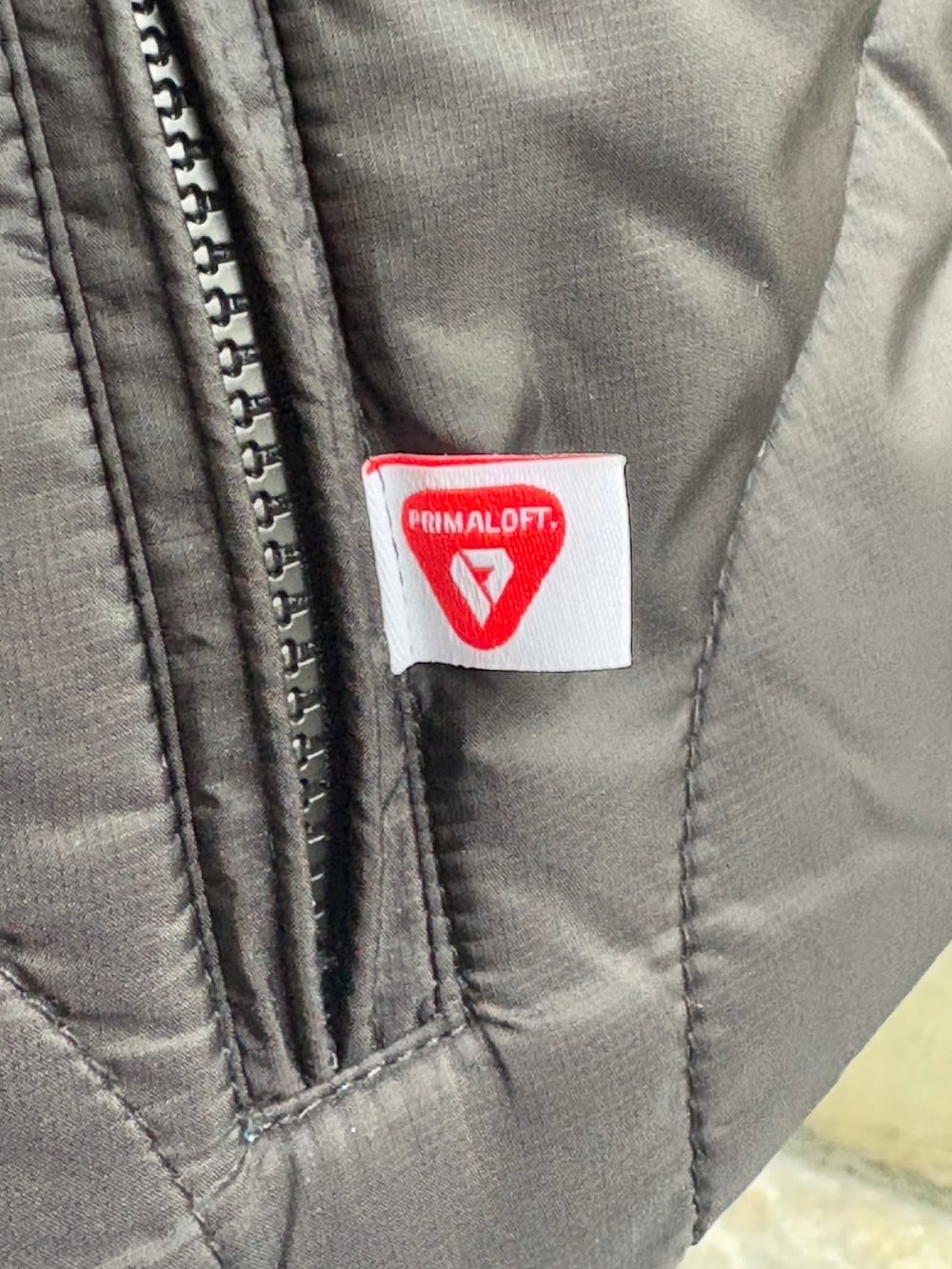 ブラック系のブルゾン、ブラック系のデニムパンツを着用したメンズの冬コーディネートの5枚目の写真