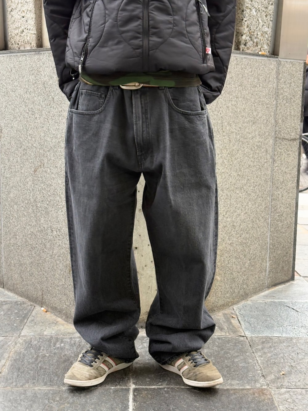 ブラック系のブルゾン、ブラック系のデニムパンツを着用したメンズの冬コーディネートの6枚目の写真