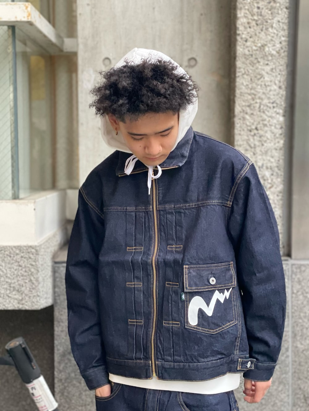 ブルー系のデニムジャケット、ブルー系のデニムパンツを着用したメンズの冬コーディネートの4枚目の写真