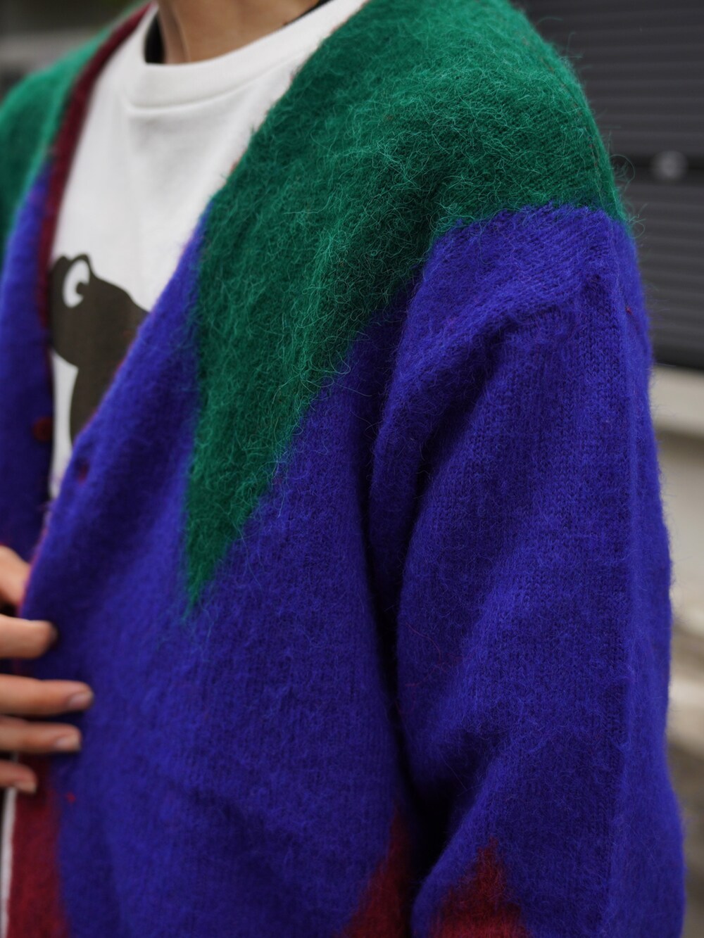 ブルー系のカーディガン/ボレロ、ベージュ系のスウェットパンツ、ホワイト系のTシャツ/カットソーを着用したメンズの秋コーディネートの5枚目の写真