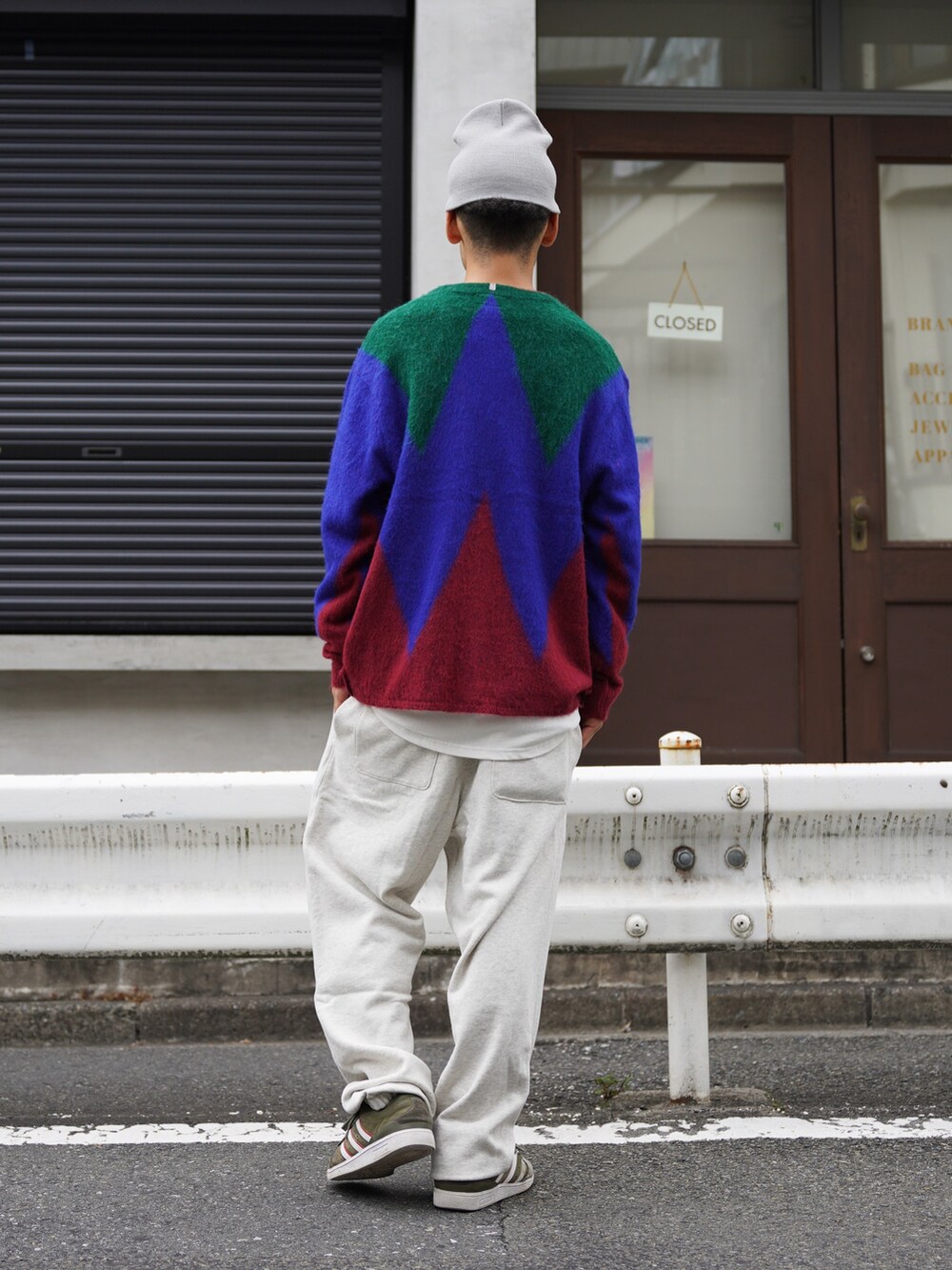 ブルー系のカーディガン/ボレロ、ベージュ系のスウェットパンツ、ホワイト系のTシャツ/カットソーを着用したメンズの秋コーディネートの3枚目の写真