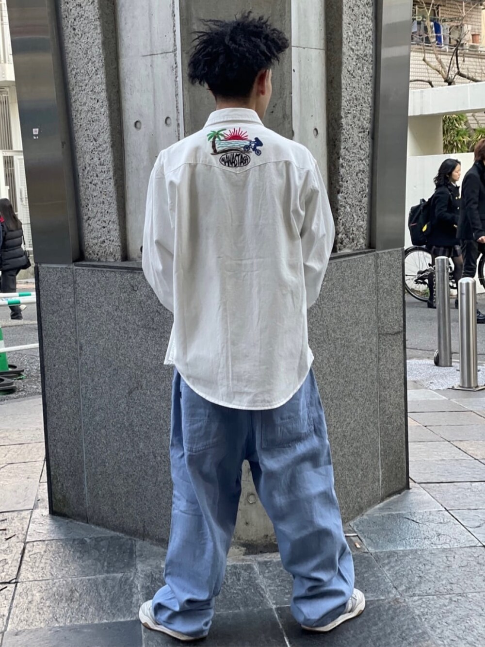 ブラック系のシャツ/ブラウス、ブルー系のその他パンツを着用したメンズの冬コーディネートの3枚目の写真