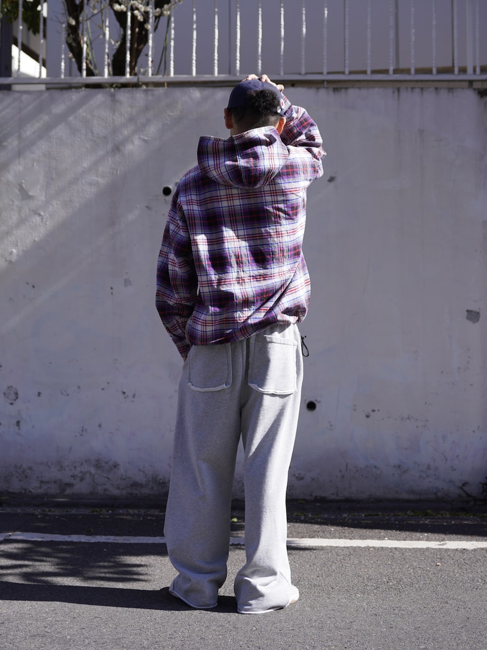 パープル系のブルゾン、グレー系のスウェットパンツを着用したメンズの冬コーディネートの3枚目の写真