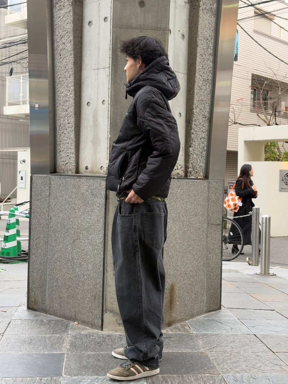 ブラック系のブルゾン、ブラック系のデニムパンツを着用したメンズの冬コーディネートの2枚目の写真