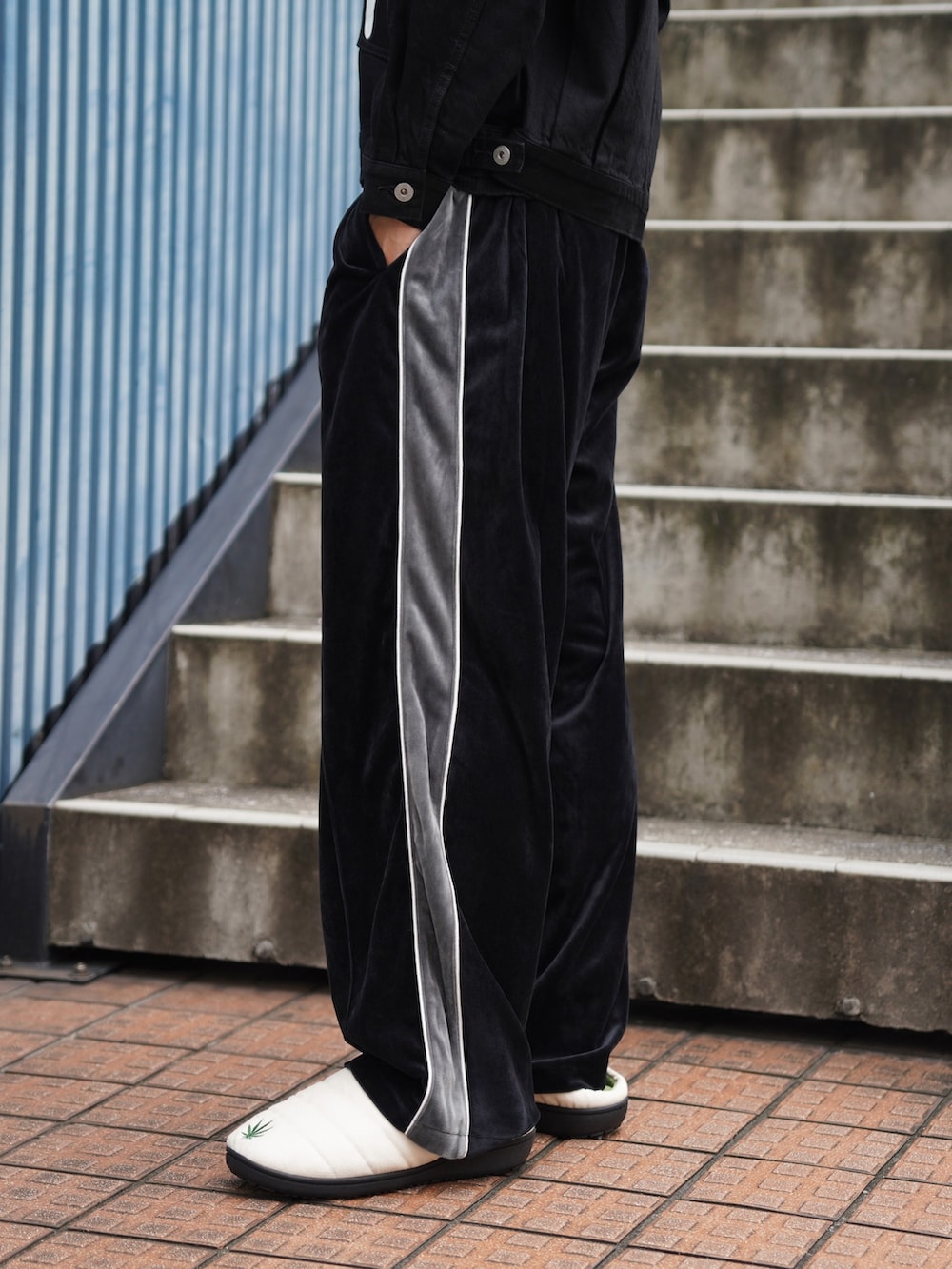 ブラック系のデニムジャケット、ブラック系のその他パンツ、ベージュ系のサンダルを着用したメンズの秋コーディネートの7枚目の写真