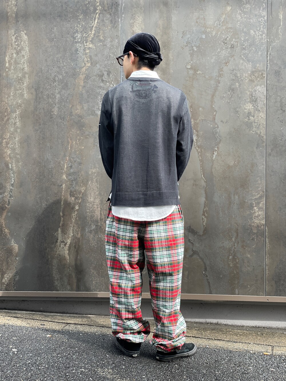 ブラック系のニット/セーター、レッド系のその他パンツ、ホワイト系のシャツ/ブラウスを着用したメンズの春コーディネートの3枚目の写真