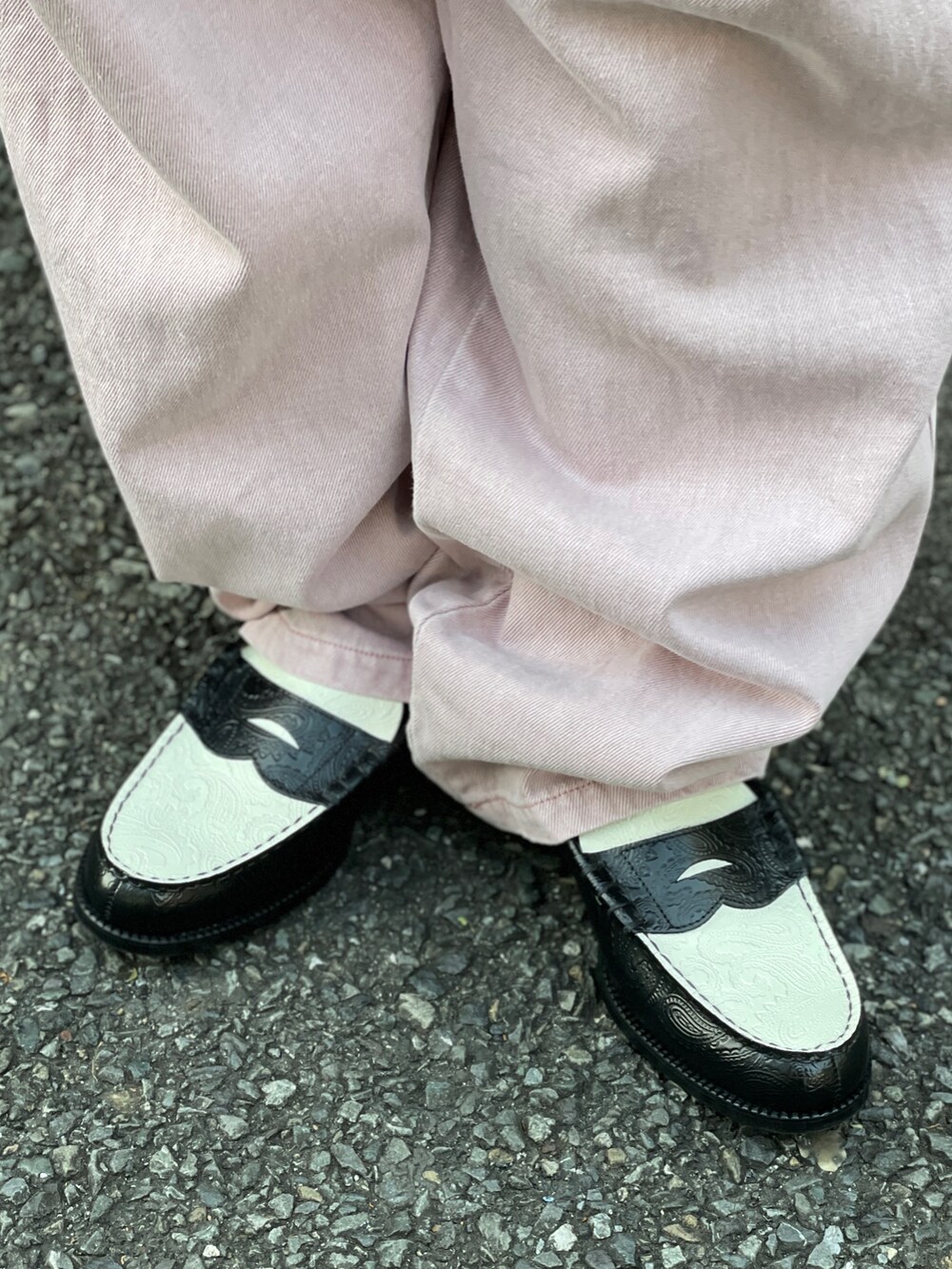 ブラック系のブルゾン、ピンク系のパンツを着用したメンズの冬コーディネートの8枚目の写真