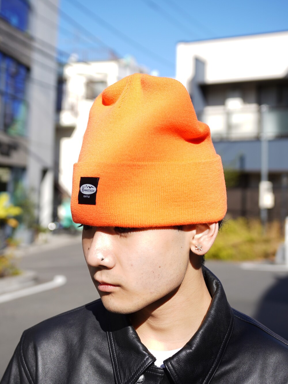 ブラック系のブルゾン、ブラック系のその他パンツ、オレンジ系の手袋を着用したメンズの冬コーディネートの10枚目の写真