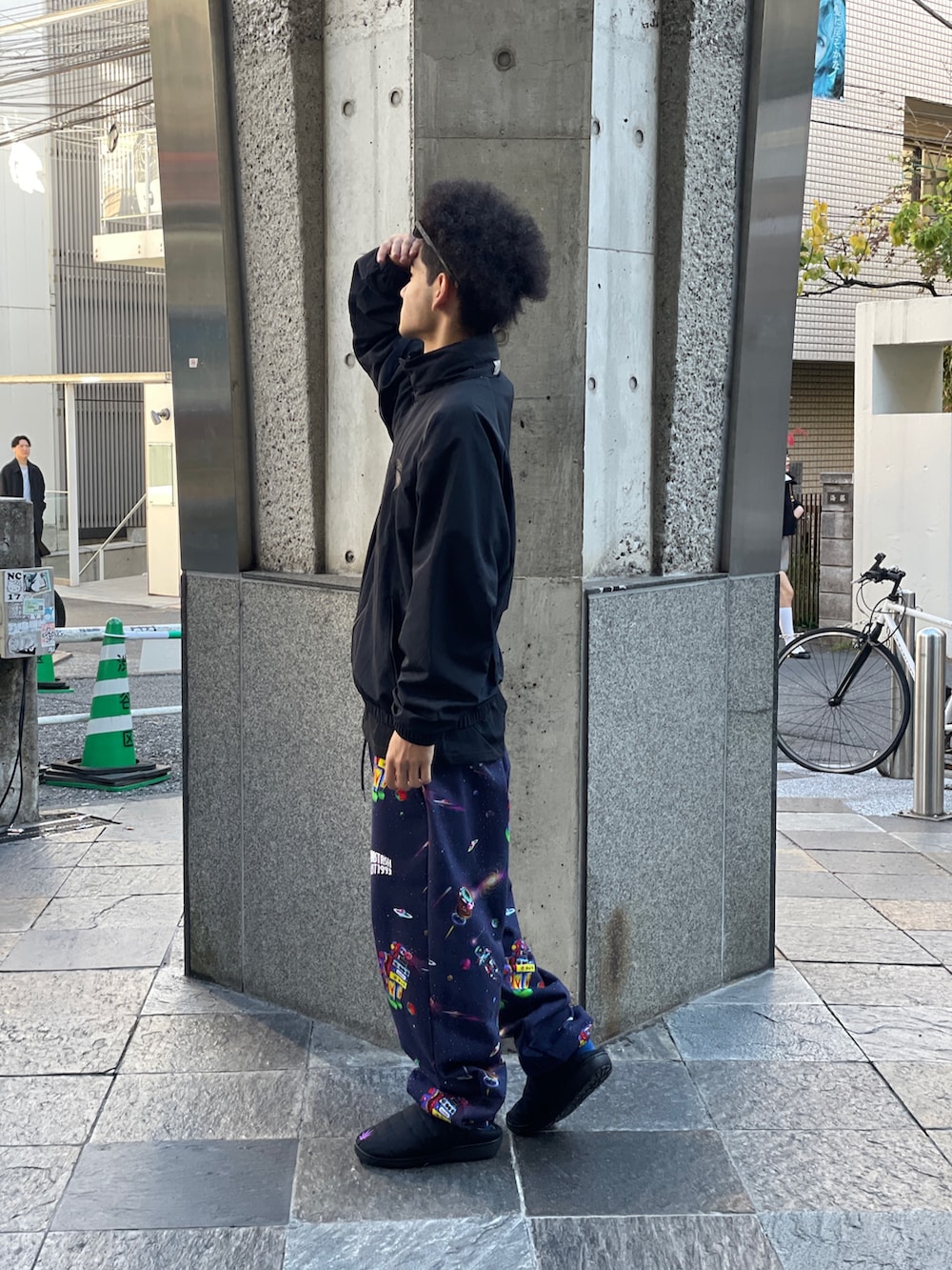 ブラック系のブルゾン、ブルー系のスウェットパンツ、ブラック系のサンダルを着用したメンズの冬コーディネートの2枚目の写真