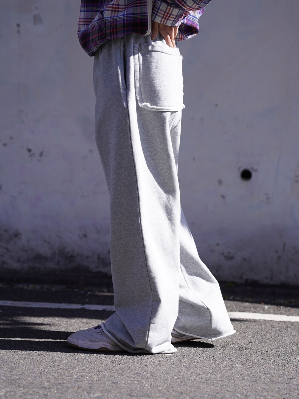 パープル系のブルゾン、グレー系のスウェットパンツを着用したメンズの冬コーディネートの7枚目の写真