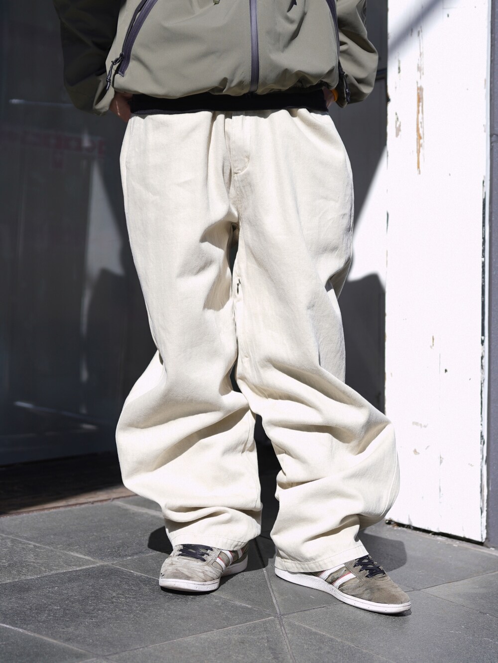 グリーン系のブルゾン、ベージュ系のその他パンツ、ホワイト系のハットを着用したメンズの冬コーディネートの8枚目の写真