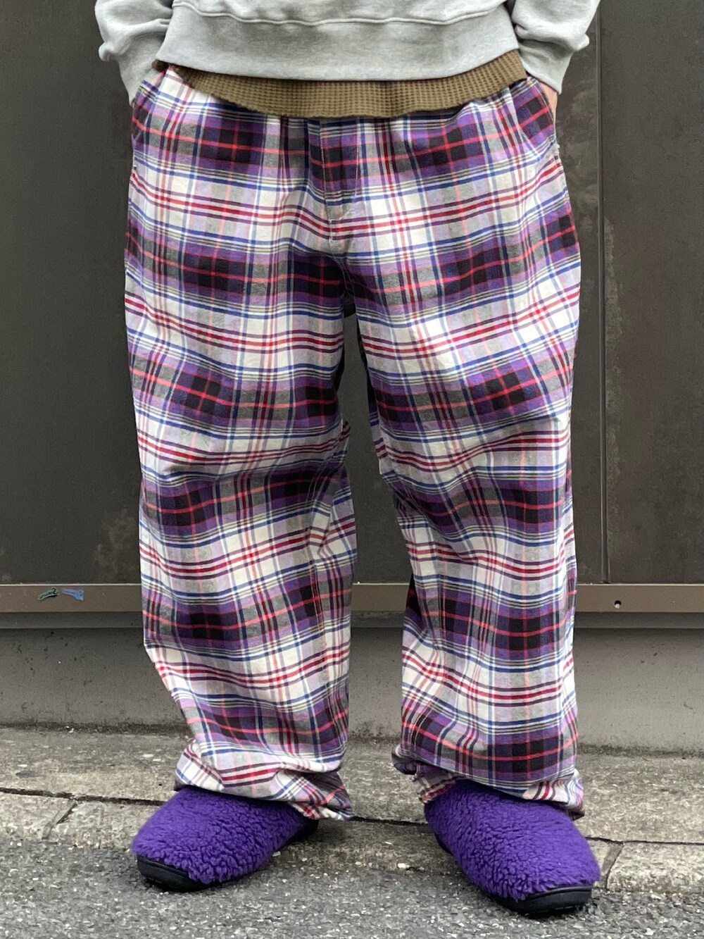 その他のスウェット、パープル系のその他パンツ、パープル系のサンダルを着用したメンズの冬コーディネートの6枚目の写真