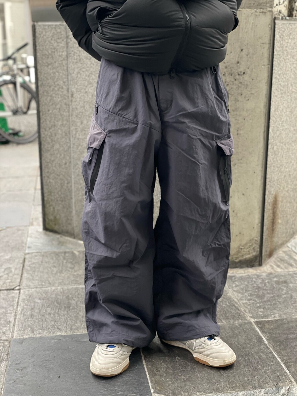 ブラック系のダウンジャケット/コート、グレー系のカーゴパンツを着用したメンズの冬コーディネートの8枚目の写真