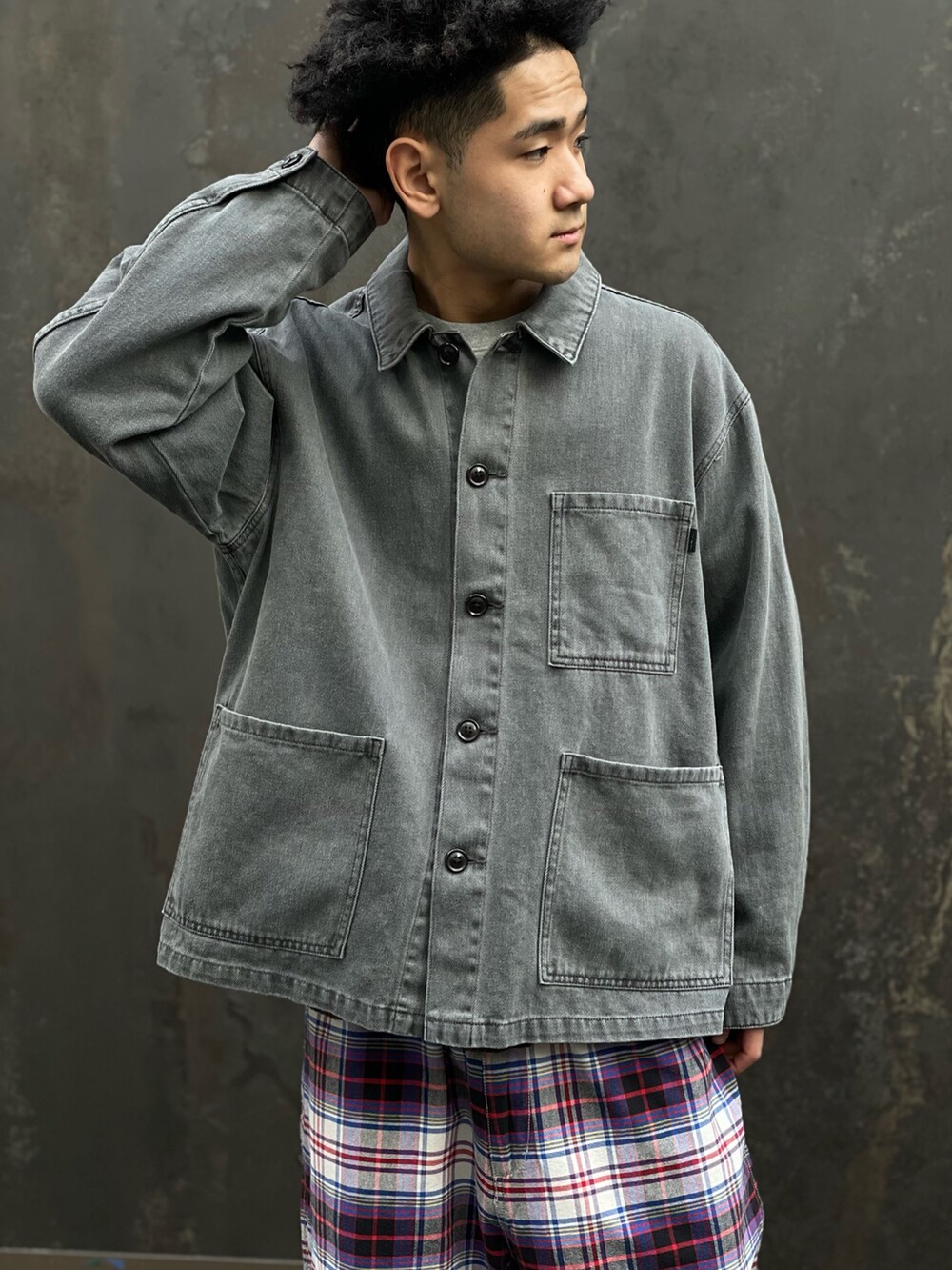 ブラック系のブルゾン、パープル系のその他パンツ、パープル系のサンダルを着用したメンズの冬コーディネートの4枚目の写真