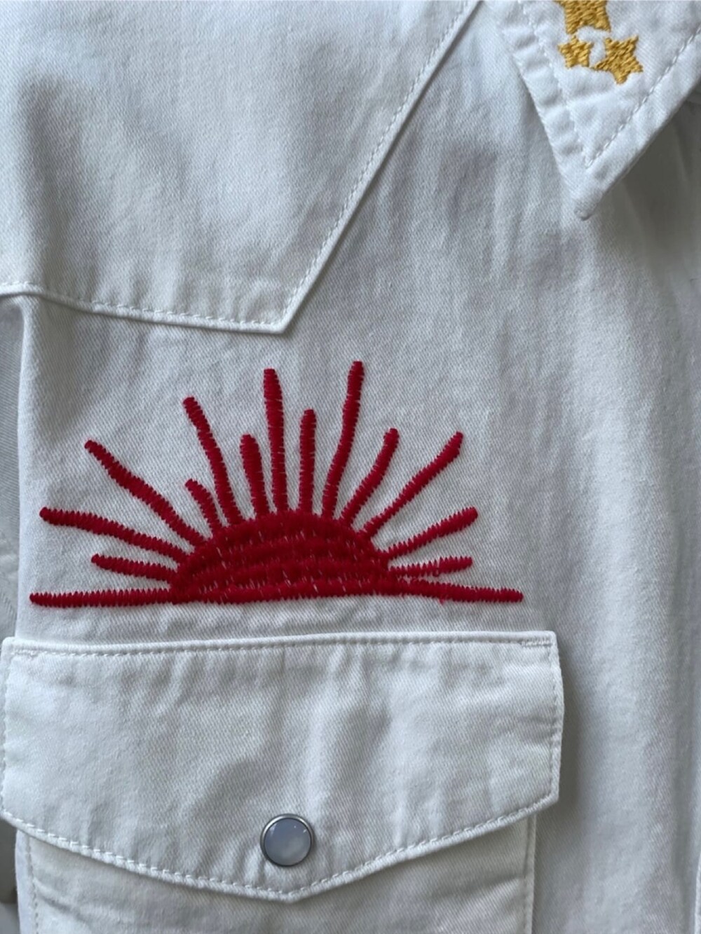 ブラック系のシャツ/ブラウス、ブルー系のその他パンツを着用したメンズの冬コーディネートの5枚目の写真