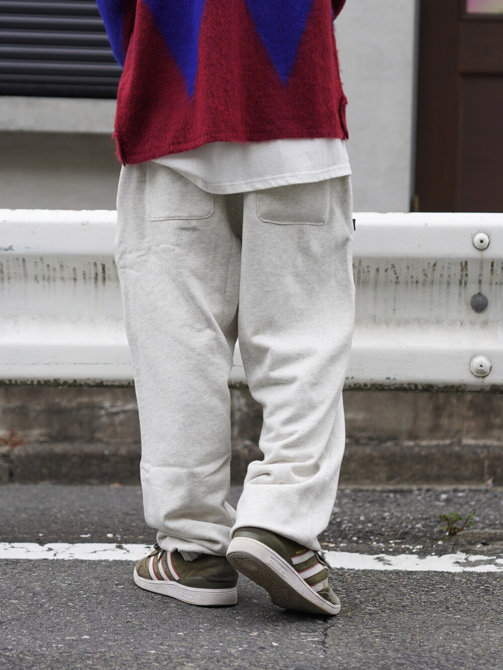 ブルー系のカーディガン/ボレロ、ベージュ系のスウェットパンツ、ホワイト系のTシャツ/カットソーを着用したメンズの秋コーディネートの8枚目の写真
