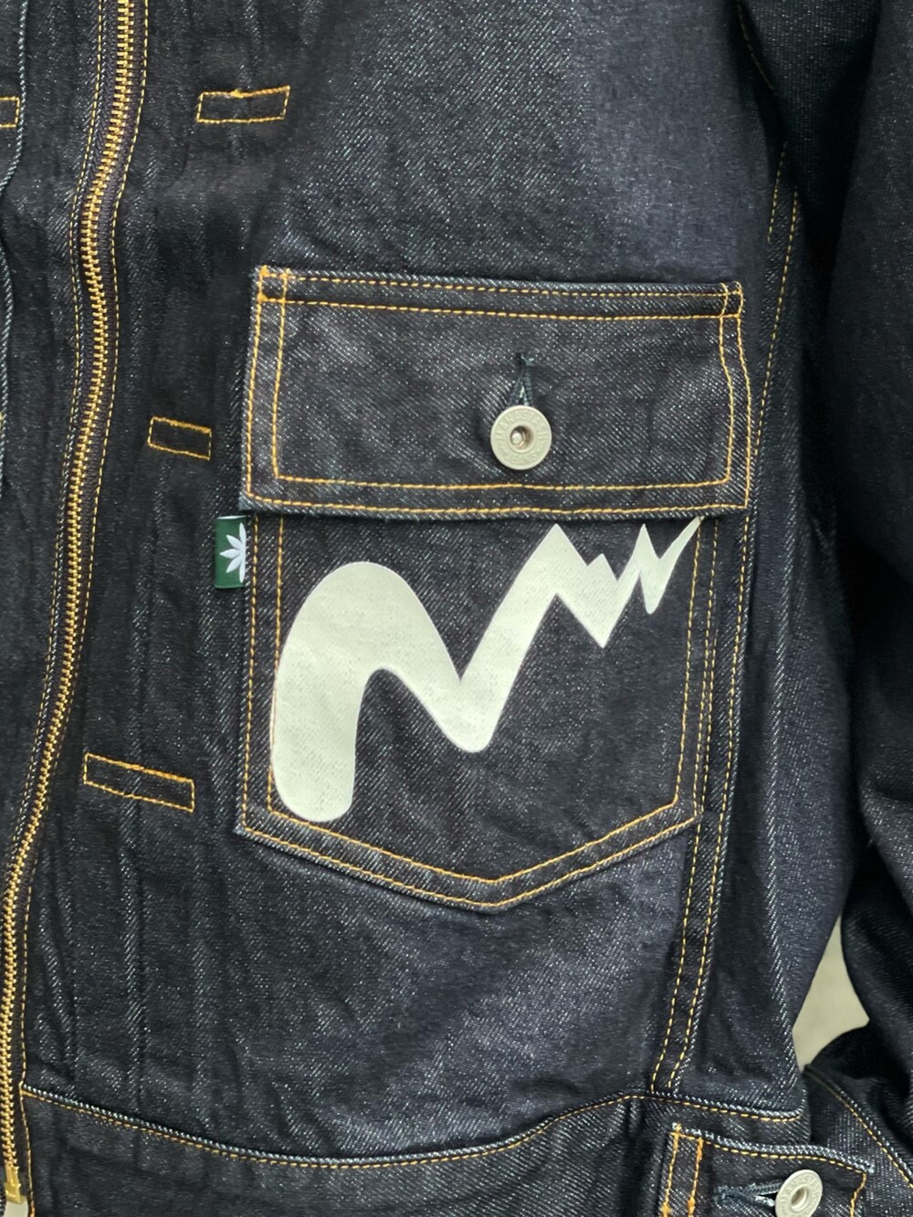 ブルー系のデニムジャケット、ブルー系のデニムパンツを着用したメンズの冬コーディネートの5枚目の写真