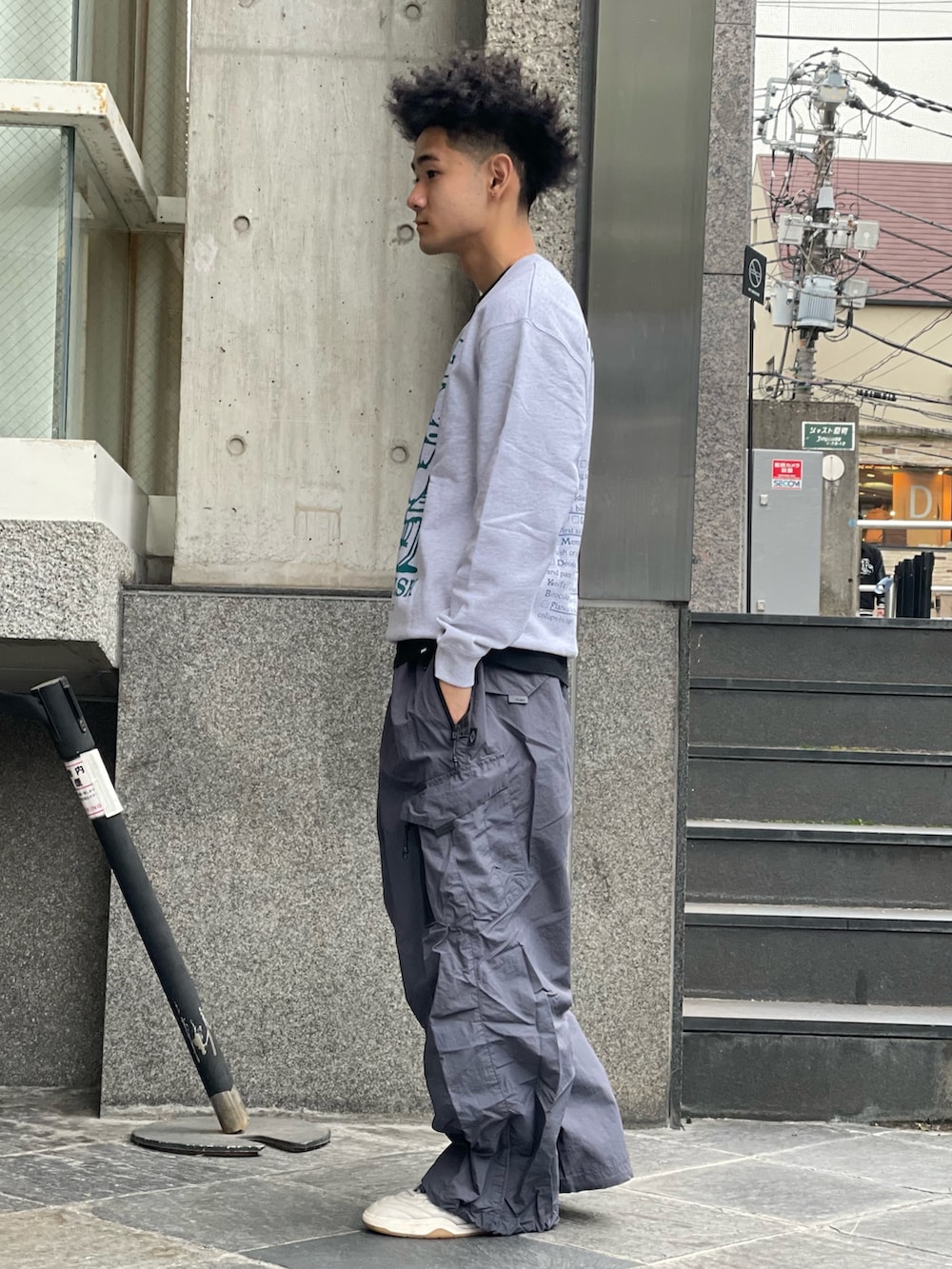 グレー系のスウェット、グレー系のカーゴパンツを着用したメンズの冬コーディネートの2枚目の写真