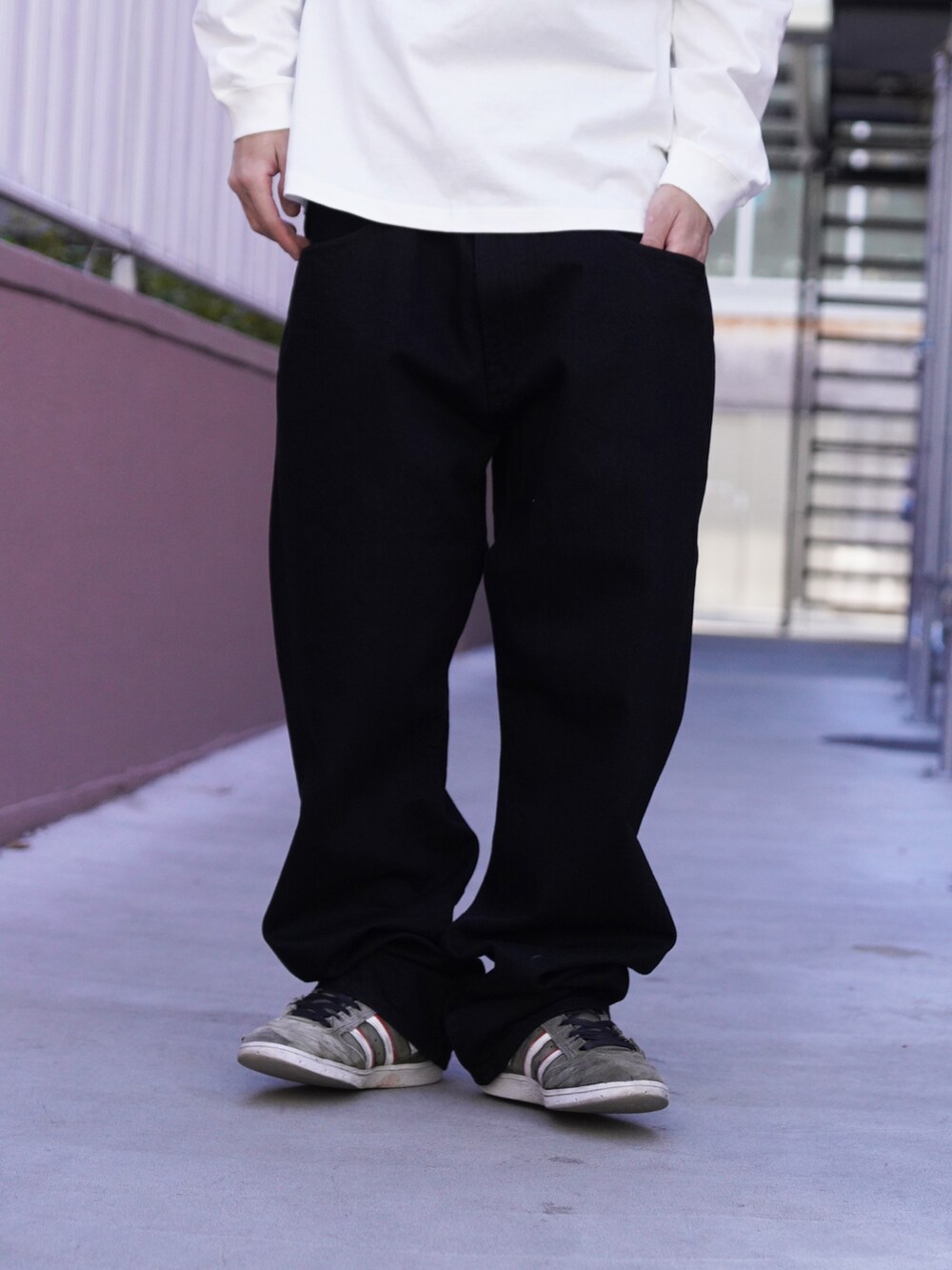 ホワイト系のTシャツ/カットソー、ブラック系のデニムパンツ、グリーン系のニットキャップ/ビーニーを着用したメンズの冬コーディネートの4枚目の写真