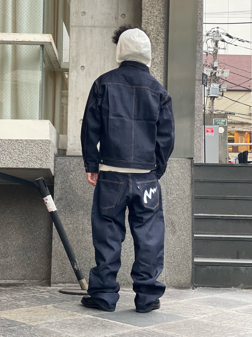 ブルー系のデニムジャケット、ブルー系のデニムパンツを着用したメンズの冬コーディネートの3枚目の写真