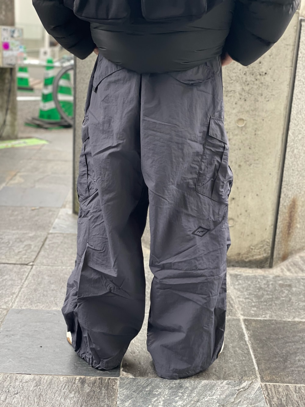 ブラック系のダウンジャケット/コート、グレー系のカーゴパンツを着用したメンズの冬コーディネートの10枚目の写真