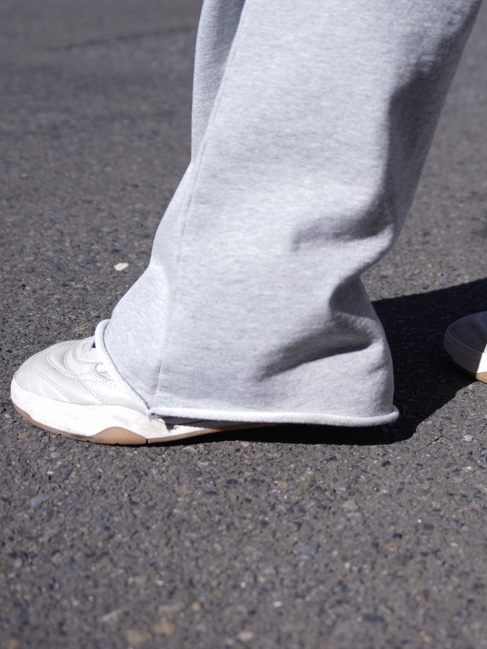 パープル系のブルゾン、グレー系のスウェットパンツを着用したメンズの冬コーディネートの9枚目の写真